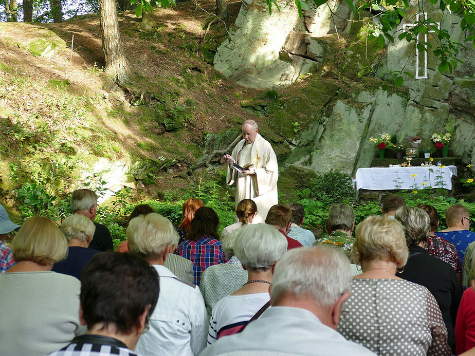 Baunataler Wallfahrt zur Naumburger Fatima Grotte (Foto: Karl-Franz Thiede)